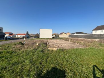 5 min A31 - Louvigny.  Agréable terrain à batir d'une surface de 476 m2 en lotissement, permis de construction déposé et fondation déjà réalisée, viabilisé et libre de constructeur. Proche gare TGV et A31.
 Les informations sur les risques auxquels ce bien est exposé sont disponibles sur le site Géorisques : www.georisques.gouv.fr