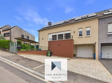 Située à Oberanven, dans une zone résidentielle calme, cette maison jumelée de 1996, en très bon état général et disponible immédiatement, offre une surface totale de ± 231 m² dont ± 139 m² habitables sur un terrain de 4.39 ares. Bénéficiant d'une exposition Est, elle séduit par sa configuration fonctionnelle, ses nombreux espaces annexes et son agréable jardin avec vue dégagée.

La maison se présente comme suit :

Le rez-de-chaussée s'ouvre sur un hall d'entrée de ± 13 m² menant vers un séjour lumineux de ± 27 m² avec accès direct à la terrasse de ± 15 m² et au jardin de ± 120 m². La cuisine équipée et aménagée de ± 8 m² complète l'espace de vie. Ce niveau dispose également d'un wc séparé de ± 2 m², d'un palier de ± 3 m² ainsi que d'un garage de ± 19 m².

Au premier étage, un palier de ± 2 m², un bureau ouvert de ± 7 m², trois chambres de ± 12, 13 et 16 m², un second palier de ± 3 m², une salle de bain de ± 5 m² et une salle de douche de ± 8 m².

Le dernier niveau propose une quatrième chambre de ± 18 m² ainsi qu'un palier de ± 2 m², offrant un espace nuit indépendant ou une suite supplémentaire.

En rez-de-jardin, la maison dispose de nombreux espaces pratiques : une buanderie de ± 8 m², une cave de ± 26 m², une chaufferie de ± 8 m², une cuisine d'été de ± 12 m², un débarras de ± 9 m², deux paliers de ± 2 m² chacun et une salle de douche de ± 5 m² avec fonction spa.

Équipements et finitions
- Sols : carrelage, laminé
- Revêtements muraux : peinture, scandatex
- Fenêtres : châssis bois (1997), double vitrage, Velux électriques
- Protections solaires : volets électriques et manuels
- Chauffage : pompe à chaleur, radiateurs (possibilité chaudière gaz)
- Équipements divers : réservoir d'eau de pluie
- Équipements électriques : panneaux photovoltaïques, borne de recharge électrique

Extérieurs et annexes
- Jardin clôturé de ± 120 m²
- Terrasse de ± 15 m²
- Abri de jardin
- 1 garage et 2 emplacements de parking
- Vue dégagée sur les environs

Environnement et services
Proche des bus, commerces, clubs et centres sportifs, pharmacies, parcs de jeux, connexions autoroutières, pistes cyclables et de randonnées, ainsi que de nombreux restaurants.

Agent responsable: Maurits au +3526211988891 ou maurits@vanmaurits.lu