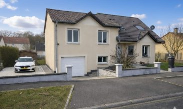 Boulange,

Proche de la frontière luxembourgeoise,

Située au calme, au sein d'un quartier pavillonnaire, 

Maison individuelle de 123m² de 2001 édifiée sur une parcelle de 560m², composée comme suit:

- En plain pied:

Entrée, cuisine équipée ouverte sur lumineux salon séjour, donnant lui accès à la terrasse et au jardin.


- Au 1er demi niveau:

Dégagment, 2 chambres de respectivement 18 et 12 m² et salle d'eau comprenant douche, meuble vasque et wc

- Au 2ème demi niveau:

Suite parentale de 26m² (35 au sol) avec salle bains comprenant baignoire, meuble vasque et wc.

- Au demi niveau inférieur:

Buanderie/chaufferie, pièce de stockage (pouvant être aménagée), garage (7mx3m) avec porte motorisée et accès au jardin.

- A l'extérieur:

 Terrasse de 35m², jardin clos et abri de jardin,
 Possibilité de stationnée jusqu'à 4 voitures sur la propriété.

- Technique:

Maison à faibles cosommations énergétiques, fenêtres DV PVC avec volets roulants, système électrique au normes, chauffage central au gaz et climatisation reversible en plain pied et dans la suite parentale
