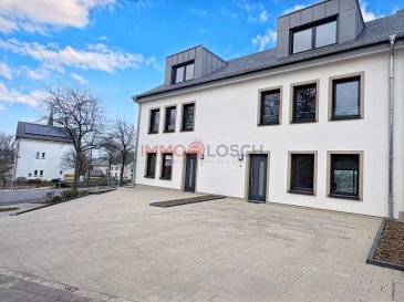 mmo Losch vous propose à la location cette maison neuve de 183 m², offrant de beaux volumes et des finitions modernes, située dans un environnement calme et agréable à Olm.

Cette nouvelle construction répond aux dernières normes énergétiques, équipée d’une pompe à chaleur, d’une isolation haute performance et affichant une classe énergétique AA, garantie un confort optimal.

Agencement :
Rez-de-chaussée :
- Hall d’entrée
- WC séparé
- Spacieux salon / séjour
- Cuisine équipée ouverte
- Terrase
- 2 Emplacements de stationnement

1er étage :
- 2 chambres
- Salle de bains avec WC

2e étage :
- 1 chambre
- Salle de douche avec WC

Cette maison neuve offre un cadre de vie confortable, idéal pour une famille recherchant espace et modernité.

Secteur :
Olm est un secteur résidentiel apprécié pour son calme et sa qualité de vie, tout en bénéficiant d’un accès rapide aux commerces, écoles et axes routiers vers Luxembourg-Ville.

Conditions financières :
- Loyer : 4100 € / mois
- Caution : 8 200 € (2 mois de loyer)
- Commission agence : 2 398,5 € TTC

Pour toute information supplémentaire ou pour planifier une visite, n'hésitez pas à nous contacter au +352 2653 2611 ou par e-mail à l'adresse info@immolosch.lu

 ---------- 
mmo Losch bietet Ihnen dieses neue Haus von 183 m² zur Miete an. Es bietet großzügige Räume und eine moderne Ausstattung und liegt in einer ruhigen und angenehmen Umgebung in Olm.

Der Neubau entspricht den neuesten Energiestandards und ist mit einer Wärmepumpe, einer Hochleistungsisolierung und der Energieeffizienzklasse AA ausgestattet, was einen optimalen Komfort garantiert.

Layout:
Erdgeschoss :
- Eingangshalle
- Separates WC
- Geräumiges Wohn- / Esszimmer
- Offene Einbauküche
- Terrase
- 2 Parkplätze

1. Stock:
- 2 Schlafzimmer
- Badezimmer mit WC

2. Stock:
- 1 Schlafzimmer
- Duschraum mit WC

Dieses neue Haus bietet einen komfortablen Lebensraum und ist ideal für eine Familie, die Platz und Modernität sucht.

Sektor :
Olm ist ein Wohngebiet, das wegen seiner Ruhe und Lebensqualität geschätzt wird und gleichzeitig einen schnellen Zugang zu Geschäften, Schulen und den Straßenachsen nach Luxemburg-Stadt bietet.

Finanzielle Bedingungen :
- Miete: 4100 € / Monat
- Kaution: 8.200 € (2 Monatsmieten).
- Maklerprovision: 2 398,5 € inkl. MwSt.

Für weitere Informationen oder um einen Besichtigungstermin zu vereinbaren, kontaktieren Sie uns bitte unter +352 2653 2611 oder per E-Mail an info@immolosch.lu.

 ---------- 
mmo Losch offers this new 183 m² house for rent, with spacious rooms and modern finishes, located in a quiet, pleasant environment in Olm.

Equipped with a heat pump, high-performance insulation and AA energy rating, this new construction meets the latest energy standards, guaranteeing optimal comfort.

Layout
First floor :
- Entrance hall
- Separate WC
- Spacious living room
- Open-plan fitted kitchen
- Terrace
- 2 parking spaces

1st floor :
- 2 bedrooms
- Bathroom with WC

2nd floor:
- 1 bedroom
- Shower room with WC

This new home offers a comfortable living environment, ideal for a family looking for space and modernity.

Area:
Olm is a residential area appreciated for its calm and quality of life, while benefiting from quick access to shops, schools and roads to Luxembourg-City.

Financial conditions :
- Rent: 4100 € / month
- Deposit: €8,200 (2 months' rent)
- Agency commission: €2,398.5 incl. VAT

For further information or to arrange a viewing, please contact us on +352 2653 2611 or by e-mail at info@immolosch.lu