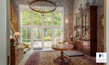 Cette demeure exceptionnelle est composée de deux maisons, pouvant être complètement séparées ou, au contraire, former un ensemble harmonieux.

Construite sur un terrain de 38 ares et 75 centiares, avec un terrain attenant, non constructible, de 1 hectare 67 ares et 32 centiares, ce havre de paix situé dans le village de Blaschette permet d’accéder au quartier de Kirchberg en 15 minutes. La maison construite en 2000 se trouve dans un état impeccable, édifiée dans des matériaux de grande qualité, se compose comme suit :

Première habitation (+/- 343 m2 habitables)

Au rez-de-chaussée, un hall d’entrée cathédrale (+/- 30 m2), entièrement vitré et d’une hauteur de 5,8 mètres, conduit au salon (+/- 55 m2), disposant d’un feu ouvert et à la cuisine avec son îlot central (+/- 22 m2), ouverte sur un jardin d’hiver – salle à manger, lequel s’ouvre sur une terrasse de 68 m2. Le confort de ce niveau est accentué par une arrière-cuisine, buanderie et un vaste dressing. Un spacieux bureau, avec une entrée séparée, permet de recevoir de manière autonome clients ou fournisseurs.

L’escalier en bois dessert une galerie au premier étage, lequel comprend une suite parentale avec son dressing et sa salle de bain (+/- 50 m2), ainsi que deux autres chambres, disposant chacune de leur salle de douche et de nombreux placards de rangement sur mesure. 

Le sous-sol est en grande partie destiné aux amateurs de chevaux. Il comprend six boxes à chevaux et des locaux techniques.

Deuxième habitation (+/- 180 m2 habitables)

l'hall d’entrée (+/- 11 m2), du rez-de-chaussée conduit vers la cuisine (+/- 29 m2),  avec une verrière en fer, vers le salon (+/- 31 m2), qui dispose d’une sortie sur une terrasse de 67 m2, et un bureau avec un accès autonome.

L’étage est composé de deux chambres avec leurs dressings, dont une avec une salle de bain.

De nombreuses caves et pièces de rangement se trouvent au sous-sol de cette habitation.

Détails complémentaires :

-	Studio indépendant dans la première habitation (+/- 34 m2) ;
-	Garage fermé pour deux voitures, carport pour deux voitures, emplacements extérieurs pour quatre voitures, possibilité d’aménager les boxes à chevaux en garages supplémentaires ;
-	Vue imprenable sans vis-à-vis ;
-	Terrain piscinable ;
-	Matériaux de qualité (pierre de Bourgogne, parquet massif, zelliges) ;
-	Possibilité de conserver les lustres spécialement conçus pour cet intérieur. 


