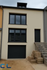 Nous vous proposons une maison unifamiliale avec quatre chambres, un jardin et un garage, située dans une rue calme à Kayl.

Édifiée sur un terrain de 3 ares et offrant une surface totale d'environ 180 m², cette maison est vendue dans son état actuel. Des travaux de finitions restent à réaliser, tels que :

- le revêtement des sols,
- la tapisserie et la peinture,
- l'installation des sanitaires,
- l'aménagement des extérieurs.

(Un devis déjà établi permet d'estimer ces travaux à 60.000 €.)

Ce bien représente une excellente opportunité pour toute personne souhaitant personnaliser son futur logement et choisir librement les matériaux ainsi que les finitions.

CPE en cour de réalisation.

Les frais d'agence sont inclus dans le prix de vente et sont à charge du vendeur. 
Pour toute demande de visite ou informations complémentaires, n'hésitez pas à nous contacter au 265341 ou directement notre agent Mme VEIGAS au 621 505 621 ou par mail au cristina.veigas@cl-immo.lu