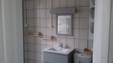 Très bel appartement lumineux et rénové avec soin situé au 2e et dernier étage d'un petit immeuble calme.
Comprenant belle cuisine équipée, très jolie salle d'eau, séjour et chambre avec parquet.
Chauffage individuel gaz.