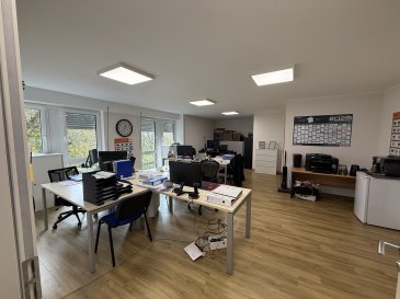 Beaux bureaux au 1er étage d'un centre d'affaire situé à  Pontpierre.

1er étage avec cuisine commune et pièce de repos.

2 emplacements parking extérieurs compris dans cette offre.

loyer: 1250€ hors TVA  
caution: 2925€  
honoraires d'agence à charge du locataire: 1462,50€

libre suivant convenance