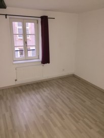 Au coeur du centre-ville.
Appartement F2 de 45m² lumineux.

Il se compose d'un séjour, d'une cuisine, d'une chambre, d'une salle de bain et de WC.

Chauffage individuel au gaz.

LIBRE le 07/01/2026