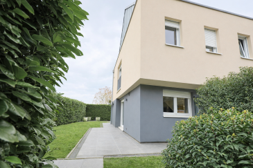 LEUDELANGE 
Maison meublée 

Située sur un terrain de 3,80 ares, cette magnifique maison jumelée de 190 m² offre un cadre de vie privilégié, alliant confort, convivialité et praticité. 
Profitez d'une magnifique terrasse qui entoure la maison, offrant un espace convivial pour vos moments de détente ou pour recevoir vos proches en toute tranquillité. Le jardin spacieux, idéal pour profiter des belles journées d'été, vous invite à la sérénité, à la détente et aux activités en plein air. Que ce soit pour un barbecue, une sieste à l'ombre ou simplement pour savourer le soleil, cet espace extérieur saura répondre à toutes vos envies.

Au rez-de-chaussée, vous découvrirez un garage, une chaufferie, ainsi qu'une cuisine équipée ouverte sur un spacieux salon et une salle à manger. Le cheminement intérieur mène au salon, où vous pourrez vous détendre tout en surveillant la sécurité grâce à un système de vidéosurveillance. Le salon est également doté d'une cheminée, créant une ambiance chaleureuse et conviviale. La maison est équipée d'un système de climatisation, assurant un confort optimal en toute saison. Le parquet au sol ajoute une touche chaleureuse à l'ensemble des espaces de vie.

Les espaces de vie s'ouvrent directement sur la terrasse et le jardin, créant un environnement idéal pour profiter pleinement de l'extérieur et organiser des moments conviviaux. Une alarme est également installée pour renforcer la sécurité de la maison.

Au premier étage, un hall de nuit dessert une suite parentale avec salle de bains et dressing, deux chambres supplémentaires, une salle de douche moderne, ainsi qu'un WC séparé pour plus de confort.

Au deuxième étage, un second hall de nuit mène à deux chambres à coucher et à une salle de douche supplémentaire, parfaites pour accueillir famille ou invités.

Cette charmante demeure dispose également d'un garage pour une voiture, ainsi que d'un emplacement extérieur pouvant accueillir deux véhicules supplémentaires.

Leudelange offre un cadre de vie paisible et agréable, idéal pour ceux qui recherchent tranquillité et confort. La commune est entourée de zones de verdure, parfaites pour la marche et la détente en plein air. Elle dispose également de plusieurs aires de jeux pour les familles, ainsi que de terrains de pétanque pour partager des moments conviviaux. La ville bénéficie d'un réseau de transports en commun (bus) et d'un accès facile aux grands axes routiers, ce qui facilite tous vos déplacements quotidiens. De plus, de nombreux commerces, tels que supermarchés, pharmacies et restaurants, sont situés à proximité, rendant la vie quotidienne pratique, simple et conviviale.

Pour toute question ou demande d'informations, n'hésitez pas à nous contacter, nous serons toujours à votre service.

Agence ELSA'HOME, à votre écoute pour la concrétisation de vos projets en toute confiance.

---------------------------------------------------------------------

LEUDELANGE
Furnished House

Located on a 3.80-are plot, this stunning semi-detached house of 190 m² offers a privileged living environment, combining comfort, conviviality, and practicality. Enjoy a beautiful terrace surrounding the house, providing a welcoming space for relaxation or entertaining your guests in complete tranquility. The spacious garden, perfect for enjoying sunny summer days, invites serenity, leisure, and outdoor activities. Whether for barbecues, a shaded nap, or simply soaking up the sun, this outdoor space will meet all your desires.

On the ground floor, you will find a garage, a boiler room, as well as a fully equipped kitchen open to a spacious living room and dining area. The interior layout leads to the living room, where you can relax while monitoring security through a surveillance system. The living room is also equipped with a gas fireplace, creating a warm and inviting atmosphere. The house features a air conditioning system, ensuring optimal comfort in all seasons. The wooden flooring adds a cozy touch to all living spaces.

The living areas open directly onto the terrace and garden, creating an ideal environment to enjoy the outdoors and host convivial moments. An alarm system has also been installed to enhance the house's security.

On the first floor, a hallway serves a master suite with a bathroom and dressing room, two additional bedrooms, a modern shower room, and a separate toilet for added comfort.

The second floor features a second hallway leading to two bedrooms and an additional shower room, perfect for family or guests.

This charming home also includes a garage for one car and outdoor parking space for two additional vehicles.

Leudelange offers a peaceful and pleasant living environment, ideal for those seeking tranquility and comfort. The town is surrounded by green areas perfect for walking and outdoor relaxation. It also features several playgrounds for families, as well as petanque courts for convivial moments with friends. The town benefits from a public transportation network (buses) and easy access to major roads, making daily travel convenient. Additionally, many shops, such as supermarkets, pharmacies, and restaurants, are nearby, ensuring that everyday life is practical, simple, and sociable.

If you have any questions or would like further information, please do not hesitate to contact us; we are always here to help.

ELSA'HOME Agency is here to assist you in bringing your projects to fruition with complete confidence.
