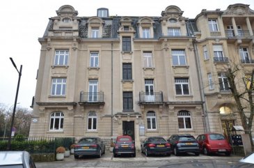 Situé dans un quartier calme du centre-ville, au 2ème étage (côté droit) d’un immeuble de style avec ascenseur, cet espace-bureau de ±66m², rénové récemment, fonctionnel et convivial se présente comme suit:

Un hall d'entrée ±6m² desservant trois bureaux de ± 10, 18 et 20m², un espace stockage ±5m² (serveur, imprimante, matériel, ...), une kitchenette ±5m², un wc séparé ±1m² et un balcon de ±3m².

Restaurants, gare et tram à proximité;

2 parking rue Heine peuvent être loués en supplément

Détails complémentaires :

Parquet ;
Double vitrage ;
Hauteur sous plafond de 3 m ;
Belle situation, proche de toutes commodités : commerces, restaurants, transports en commun (gare à 5 min à pieds, bus, tram, ...) ;

Loyer mensuel : 2.700€ / mois - Garantie locative: 3 mois de loyer ;
Forfait charges de 300€/ mois, pour autant que la consommation reste dans les limites acceptables. Ce forfait comprend l'eau, le chauffage, l'électricité et les frais d'entretien des parties communes et espaces verts ;
Frais d'agence : 1 mois de loyer + TVA 17 %;
Disponibilité au 1er avril (une prise des lieux peut être envisagée);

Agent responsable: Pierre-Yves Béchet;
Tél: +352 621 654 086;
Email: Pierre-Yves@vanmaurits.lu