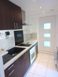 Appartement de 30 m² en rez de jardin avec entrée individuelle comprenant : Cuisine encastrée et équipée, Salle d'eau avec douche et WC, Séjour, Chambre. Chauffage Electrique. Frais d'agence à 330 € TTC.