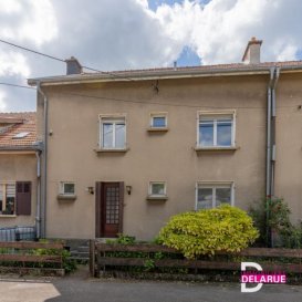 L\'immobilière Delarue vous propose en Exclusivité au centre du village de Gravelotte une maison mitoyenne sur deux cotés à moins de 10 minutes du centre ville de Metz.<br />Ce bien d\'une superficie de 103 m2 habitable est composé au rdc d\'un hall d\'entrée avec WC, un accès caves sous la maison, une cuisine, un salon avec possibilité d\'en faire une chambre et un séjour.<br />A l\'étage, 2 chambres, un WC et une salle de bains.<br />Une dépendance avec 2 garages et un petit jardin se trouvent à l\'arrière de la maison.<br />Possibilité d\'aménagé une terrasse sur la partie séjour de la maison.<br />Taxe foncière 450 '.<br />Chauffage par citerne gaz.<br />La commune est desservie par les bus de Metz Métropole et présence d\'une gare SNCF dans la commune voisine.<br /><br />*** Prévoir des travaux de rénovation, nous consulter ! ***<br /><br />Le prix de ce bien est de 155150 ' est les honoraires sont intégralement à la charge des vendeurs.