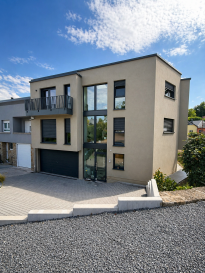 Appartement 1 chambre meublé (54,7 m² + balcon + parking)

Situé sur les hauteurs de Steinsel, dans une résidence récente (2025) de seulement 4 unités, découvrez ce superbe appartement 1 chambre alliant confort moderne et environnement calme.

Description du bien :
- Surface habitable : 54,7m²
- Séjour lumineux orienté plein sud
- Cuisine ouverte entièrement équipée (lave-vaisselle, four, micro-ondes, frigo/congélateur, plaque induction)
- 1 chambre
- Salle de douche
- Balcon d'environ 5 m² avec vue dégagé 
- Appartement entièrement meublé

Confort & équipements :
- Chauffage au sol
- Fibre optique
- Stores à lamelles (séjour) + stores classiques (chambre)

Annexes :
- 1 emplacement extérieur
- Buanderie commune
- Local vélo

Localisation :
Environnement calme avec accès rapide à la forêt et excellente connexion aux transports en commun (lignes 10, 11, 26, 112 vers Luxembourg-ville, Kirchberg, Mersch et Belle Étoile).

Surfaces et dimensions données à titre indicatif.

Pour plus d'informations ou pour organiser une visite, n'hésitez pas à nous contacter.

Moura Jemp 
+352621216646