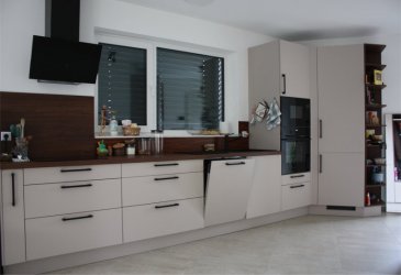 Appartement 1 chambre meublé (54,7 m² + balcon + parking)

Situé sur les hauteurs de Steinsel, dans une résidence récente (2025) de seulement 4 unités, découvrez ce superbe appartement 1 chambre alliant confort moderne et environnement calme.

Description du bien :
- Surface habitable : 54,7m²
- Séjour lumineux orienté plein sud
- Cuisine ouverte entièrement équipée (lave-vaisselle, four, micro-ondes, frigo/congélateur, plaque induction)
- 1 chambre
- Salle de douche
- Balcon d'environ 5 m² avec vue dégagé 
- Appartement entièrement meublé

Confort & équipements :
- Chauffage au sol
- Fibre optique
- Stores à lamelles (séjour) + stores classiques (chambre)

Annexes :
- 1 emplacement extérieur
- Buanderie commune
- Local vélo

Localisation :
Environnement calme avec accès rapide à la forêt et excellente connexion aux transports en commun (lignes 10, 11, 26, 112 vers Luxembourg-ville, Kirchberg, Mersch et Belle Étoile).

Surfaces et dimensions données à titre indicatif.

Pour plus d'informations ou pour organiser une visite, n'hésitez pas à nous contacter.

Moura Jemp 
+352621216646