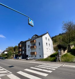Découvrez cet appartement à louer, idéalement situé à Rollingen, Luxembourg. 

Détails de la propriété: 
Cet appartement confortable offre une superficie d'environ 41 m², avec une exposition est baignante le logement de lumière naturelle. 
Construit en 2012, cet espace moderne dispose d'une chambre à coucher bien agencée combinée avec une salle de séjour ouverte et une cuisine équipée. La salle de bain inclut une douche, répondant parfaitement aux besoins quotidiens. 
Vous apprécierez également le balcon privé de 3 m², idéal pour profiter du beau temps. 
Le bien propose un parking intérieur et dispose d'un ascenseur pour un accès facilité. 
Parfait pour les repas en plein air, l'appartement offre une cuisine ouverte contemporaine. 

En plus, pour votre confort, le bien est déjà meublé et bénéficie d'infrastructure de fibre optique pour vos besoins numériques.

Services à proximité: 
Rollingen est un quartier dynamique offrant une atmosphère accueillante et paisible. 
Vous trouverez de nombreux établissements scolaires de qualité à proximité. 
Faites vos emplettes et profitez de diverses options de restauration dans le centre-ville tout proche. 


Pour vos trajets quotidiens, le réseau de transport local assure une accessibilité optimale vers les principales routes.

Ne manquez pas cette opportunité exceptionnelle! Planifiez une visite dès maintenant en nous contactant via le formulaire de contact ou par téléphone.