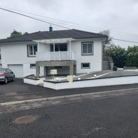 Belle maison plain-pied à Creutzwald

Belle maison individuelle dans une impasse, très bien entretenue avec de belles prestations, comprenant une cuisine équipée ouverte sur un grand séjour, avec un poêle à bois, une salle de bains, 1 WC indépendant, 2 chambres.

Le sous sous-sol est entièrement carrelé avec une grande pièce pouvant servir de chambres ou autres, il s'y trouve également une salle de bains et un WC, une buanderie, un grand garage avec la possibilité d'y abriter 2 voitures.

3 systèmes de chauffage, au gaz avec une chaudière à condensation , un poêle à bois ainsi qu'une PAC air/air installée en 2015 avec un programmateur pièce par pièce qui sert également de climatisation.
L a toiture est en excellent état, les combles sont isolés.

La taxe foncière est de 800€

Le plus un garage attenant a été ajouté.

Le prix est de 185000€ frais d'agence inclus.