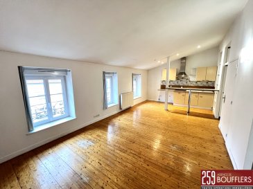 APPARTEMENT 3 PIECES NANCY SAURUPT.  Venez découvrir à NANCY, secteur SAURUPT, à quelques pas seulement du Parc Sainte-Marie, cet appartement de 3 pièces principales, d'une surface CARREZ de 50.64m2 (63.75m2 au sol), situé au troisième et dernier étage d'un petit immeuble en monopropriété. Offrant : une cuisine semi-équipée ouverte sur une pièce de vie (totalisant 30.88m2), deux chambres mansardées (16.11m2 et 13.49m2) et une salle de bains avec WC. Chauffage individuel gaz. Idéalement situé, proche de toutes commodités (transports, commerces, écoles, parc...). Loyer : 670.00 EUR charges comprises (soit 605.00 EUR de loyer + 65.00 EUR de provision pour les charges comprenant l'eau froide, l'électricité des parties communes, ainsi que la taxe des ordures ménagères). Dépôt de garantie : 605.00 EUR. Honoraires : 557.00 EUR dont 151.00 EUR pour l'état des lieux. Si vous avez besoin d'aide dans votre recherche de logement, votre agence AGENCE DE BOUFFLERS se fera un plaisir de vous aider. www.agencedeboufflers.fr / agencedeboufflers@orange.fr. DISPONIBLE A PARTIR DU 25 NOVEMBRE 2025.
Les informations sur les risques auxquels ce bien est exposé sont disponibles sur le site Géorisques : www.georisques.gouv.fr