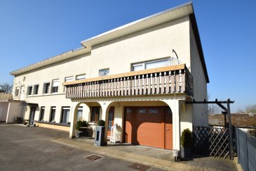 En Exclusivité ImmoHouse vous propose cette belle maison libre des 3 cotés idéalement située à Crauthem dans la commune de Roeser.

Sur un terrain de 5,25ares et une surface habitables de 120m² cette charmante maison se compose de :

- Un agréable hall d'entrée
- Un salon/salle à manger avec terrasse
- Une cuisine équipée avec accès à une jolie terrasse avec vue dégagée
- 3 chambres à coucher
- Un dressing ou espace bureau
- Une salle de bain avec wc
- Un wc séparé

A cela s'ajoutent: un garage pour 2 voitures avec place de parking extérieurs, une grande cave, un superbe jardin, une buanderie.

Une belle maison à découvrir .....

Infos et visites sur rdv