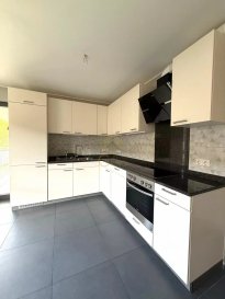 Situé dans une résidence de 2013 et bien entretenue à Niederkorn, cet appartement lumineux et moderne d’environ 78m² offre des prestations de qualité dans un environnement calme et résidentiel.

Composition du bien :

- Hall d’entrée avec armoire encastrée

- Spacieux séjour avec cuisine équipée ouverte, donnant accès à une terrasse privative

- Deux chambres à coucher

- Salle de douche avec WC

- WC séparé

- Cave privative

- Buanderie commune

- Emplacement de parking intérieur privatif

Équipements & confort :

- Fenêtres en triple vitrage PVC

- Volets électriques

- Chauffage au sol

- Aspirateur centralisé

Conditions de location :

Loyer mensuel : 1.850â€¯€ + charges

Caution : 2 mois de loyer (3.700â€¯€)

Frais d’agence : 50 % du loyer + TVA
-  Partage des frais d’agence : 50/50 entre le bailleur et le locataire

Contrat à durée indéterminée (CDI) exigé

Disponibilité : toute de suite 

Ce bien est idéal pour un couple ou une petite famille recherchant un logement confortable et bien situé à proximité des commodités, transports et accès autoroutiers.

 ---------- 
Located in a well-maintained 2013 residence in Niederkorn, this bright, modern 78m² apartment offers quality features in a quiet, residential environment.

Property composition:

- Entrance hall with built-in cupboard

- Spacious living room with open-plan fitted kitchen, giving access to a private terrace

- Two bedrooms

- Shower room with WC

- Separate WC

- Private cellar

- Shared laundry room

- Private indoor parking space

Facilities & comfort :

- PVC triple-glazed windows

- Electric shutters

- Underfloor heating

- Central vacuum cleaner

Rental conditions :

Monthly rent: €1,850 + charges

Deposit: 2 months' rent (€3,700)

Agency fees: 50% of rent + VAT
- Agency fee split: 50/50 between lessor and lessee

Permanent contract (CDI) required

Availability: immediately

This property is ideal for a couple or small family looking for comfortable, well-located accommodation close to amenities, transport and motorway access.