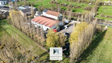 Situé à l'entrée du village de Roedt, dans la commune de Waldbredimus, cet ensemble immobilier à vocation professionnelle, construit en 2006, se distingue par sa polyvalence et ses volumes généreux. Implanté sur un terrain de 83.83 ares, ce bien bénéficie d'une configuration en quatre façades, offrant une accessibilité optimale et une grande flexibilité d'exploitation. D'une surface totale de ± 2.195 m², ce bâtiment mixte entre espaces industriels et administratifs constitue une opportunité idéale pour une entreprise souhaitant regrouper ses activités sur un même site ou pour un investissement locatif.

Caractéristiques : 
Ces entrepôts / Ateliers de type industriel et administratif, construit en 2006, se présente en très bon état général et sera disponible à l'acte. Édifié sur un terrain de 8.383 m², il bénéficie d'une configuration en quatre façades, offrant une excellente accessibilité ainsi qu'une grande indépendance d'exploitation. Développé sur un niveau principal avec un étage, le bien totalise une surface de 2.195 m². Situé dans un environnement villageois, l'ensemble comprend notamment 17 bureaux, 4 salles d'eau, ainsi que des infrastructures de stationnement particulièrement généreuses avec ± 50 emplacements extérieurs. Une cuisine équipée, un jardin avec étang et des espaces extérieurs soignés viennent compléter les prestations.

Répartition des surfaces : 
Le rez-de-chaussée est entièrement dédié à l'activité opérationnelle et accueille plusieurs ateliers aux volumes généreux avec wc et douches. On y retrouve un premier entrepôt de ± 370 m² équipé d'une fosse pour camion, idéal pour des activités mécaniques ou logistiques spécifiques, ainsi que trois autres ateliers respectivement de ± 200, 212 et 228 m², permettant une organisation flexible des activités. Ce niveau comprend également les accès nécessaires ainsi que les nombreux emplacements de stationnement extérieurs.

À l'étage, le bien propose un vaste espace administratif de ± 900 m² aménagé en bureaux allant de ± 20 m² à ± 100 m², avec des cloisons entièrement modulables permettant une reconfiguration complète selon les besoins de l'utilisateur. Cet étage comprend également une cuisine commune avec espace réception, ainsi que des sanitaires séparés pour hommes (3 toilettes, 3 urinoirs) et femmes (4 toilettes), assurant un confort optimal pour le personnel.

Équipements et prestations : 
Le bien bénéficie d'équipements techniques complets avec des sols techniques au premier étage. Le chauffage est assuré par une chaudière au gaz commune, complétée par des aérothermes individuels dans chaque atelier. L'ensemble est équipé de la climatisation, d'un système d'alarme, d'un interphone, ainsi que d'un réseau informatique performant avec fibre optique. Les accès sont sécurisés grâce à une porte d'entrée sécurisée, un portail électrique et des portes de garage motorisées, tandis que les entrepôts disposent de portes sectionnelles adaptées aux activités logistiques. Les finitions sont de qualité, avec des sols en béton lissé, carrelage, dalles béton et sols techniques, ainsi que des murs en enduit plâtre. Les châssis PVC avec double vitrage assurent une bonne isolation thermique et acoustique.

Espaces extérieurs : 
Les extérieurs constituent un véritable atout avec une allée privée, un portail sécurisé et un vaste jardin de 24,23 ares agrémenté d'un étang, offrant un cadre agréable et valorisant pour les utilisateurs du site.

Accessibilité et environnement : Le site clôturé et sécurisé bénéficie d'une situation stratégique à l'est du Luxembourg, avec un accès rapide aux axes routiers reliant :
- Sandweiler
- Moutfort
- Remich
- Mondorf-les-Bains
- Principales connexions autoroutières.

Pour plus de renseignements, veuillez contacter s.v.p. Maurits van Rijckevorsel au +352 621 198 891 ou maurits@vanmaurits.lu