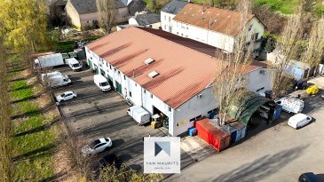 Situé à l'entrée du village de Roedt, dans la commune de Waldbredimus, cet ensemble immobilier à vocation professionnelle, construit en 2006, se distingue par sa polyvalence et ses volumes généreux. Implanté sur un terrain de 83.83 ares, ce bien bénéficie d'une configuration en quatre façades, offrant une accessibilité optimale et une grande flexibilité d'exploitation. D'une surface totale de ± 2.195 m², ce bâtiment mixte entre espaces industriels et administratifs constitue une opportunité idéale pour une entreprise souhaitant regrouper ses activités sur un même site ou pour un investissement locatif.

Caractéristiques : 
Ces entrepôts / Ateliers de type industriel et administratif, construit en 2006, se présente en très bon état général et sera disponible à l'acte. Édifié sur un terrain de 8.383 m², il bénéficie d'une configuration en quatre façades, offrant une excellente accessibilité ainsi qu'une grande indépendance d'exploitation. Développé sur un niveau principal avec un étage, le bien totalise une surface de 2.195 m². Situé dans un environnement villageois, l'ensemble comprend notamment 17 bureaux, 4 salles d'eau, ainsi que des infrastructures de stationnement particulièrement généreuses avec ± 50 emplacements extérieurs. Une cuisine équipée, un jardin avec étang et des espaces extérieurs soignés viennent compléter les prestations.

Répartition des surfaces : 
Le rez-de-chaussée est entièrement dédié à l'activité opérationnelle et accueille plusieurs ateliers aux volumes généreux avec wc et douches. On y retrouve un premier entrepôt de ± 370 m² équipé d'une fosse pour camion, idéal pour des activités mécaniques ou logistiques spécifiques, ainsi que trois autres ateliers respectivement de ± 200, 212 et 228 m², permettant une organisation flexible des activités. Ce niveau comprend également les accès nécessaires ainsi que les nombreux emplacements de stationnement extérieurs.

À l'étage, le bien propose un vaste espace administratif de ± 900 m² aménagé en bureaux allant de ± 20 m² à ± 100 m², avec des cloisons entièrement modulables permettant une reconfiguration complète selon les besoins de l'utilisateur. Cet étage comprend également une cuisine commune avec espace réception, ainsi que des sanitaires séparés pour hommes (3 toilettes, 3 urinoirs) et femmes (4 toilettes), assurant un confort optimal pour le personnel.

Équipements et prestations : 
Le bien bénéficie d'équipements techniques complets avec des sols techniques au premier étage. Le chauffage est assuré par une chaudière au gaz commune, complétée par des aérothermes individuels dans chaque atelier. L'ensemble est équipé de la climatisation, d'un système d'alarme, d'un interphone, ainsi que d'un réseau informatique performant avec fibre optique. Les accès sont sécurisés grâce à une porte d'entrée sécurisée, un portail électrique et des portes de garage motorisées, tandis que les entrepôts disposent de portes sectionnelles adaptées aux activités logistiques. Les finitions sont de qualité, avec des sols en béton lissé, carrelage, dalles béton et sols techniques, ainsi que des murs en enduit plâtre. Les châssis PVC avec double vitrage assurent une bonne isolation thermique et acoustique.

Espaces extérieurs : 
Les extérieurs constituent un véritable atout avec une allée privée, un portail sécurisé et un vaste jardin de 24,23 ares agrémenté d'un étang, offrant un cadre agréable et valorisant pour les utilisateurs du site.

Accessibilité et environnement : Le site clôturé et sécurisé bénéficie d'une situation stratégique à l'est du Luxembourg, avec un accès rapide aux axes routiers reliant :
- Sandweiler
- Moutfort
- Remich
- Mondorf-les-Bains
- Principales connexions autoroutières.

Pour plus de renseignements, veuillez contacter s.v.p. Maurits van Rijckevorsel au +352 621 198 891 ou maurits@vanmaurits.lu
