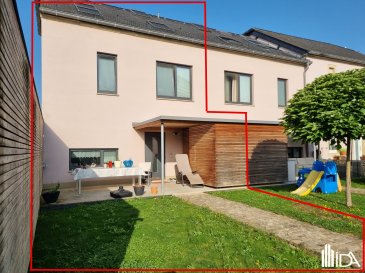 En location, l'Immobilière de l'Attert vous propose cette belle et lumineuse maison située dans le village d'Altwies, commune de Mondorf-les-Bains.

La maison d'une surface habitable de +-180 m² se compose comme suit:

Rdch: hall d'entrée, cuisine équipée, séjour / salle à manger avec sortie sur grande terrasse, wc séparé.

1er étage: 2 chambres à coucher, salle de bain avec lavabo, wc et connexion lave-linge.

2ème étage: 2 chambres à coucher, salle de douche avec lavabo et wc.

La maison dispose encore d'un garage 2 voitures, et un petit jardin.

Loyer: 2 450€
Charges: 220€ (pour consommation de gaz)
Caution: 2 mois de loyer
Frais d'agence: 1 mois de loyer + TVA (partagé 50/50 entre locataire et bailleur)

Ce bien vous intéresse ! Merci de remplir le 