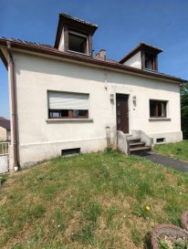 Maison individuelle 6 pièces 118 m². A Richeling (57510), Nord Sud Immobilier vous présente cette maison individuelle de 118 m², construite en 1956 et qui se compose de la manière suivante : 

- Au rez-de-chaussée : une entrée avec dégagement, un salon ouvert sur la salle à manger, une cuisine non équipée, une salle de bain avec WC ainsi que deux chambres.
- À l'étage : un palier desservant deux chambres supplémentaires et une salle d'eau avec WC.

Le bien bénéficie également d'un sous-sol complet comprenant caves et chaufferie, ainsi que d'une dépendance non attenante comprend deux garages, le tout sur un terrain de 7,71 ares.

Les informations sur les risques auxquels ce bien est exposé sont disponibles sur le site Géorisques : www.georisques.gouv.fr

Vos agences Nord Sud Immobilier à Sarreguemines, Rohrbach les Bitche, Diemeringen et Bitche.