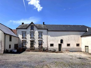 Ferme ancienne classée avec projet de développement – Eschdorf (Nord Luxembourg)

Terrain : 21a33ca | Surface bâtie totale : >1500 m² | Surface habitable existante : ±180 m²

Immo Losch vous présente cette propriété d’exception située au cœur du village d’Eschdorf, dans un environnement naturel et calme, à proximité du lac de la Haute-Sûre. Cette ancienne ferme classée représente une opportunité unique pour les promoteurs, investisseurs ou amateurs de biens historiques à réhabiliter.

Trois scénarios de développement possibles (sous encadrement de l’INPA) :
1. Rénovation complète de la ferme existante, avec respect des éléments patrimoniaux protégés
2. Construction de plusieurs maisons individuelles, selon les prescriptions du PAG
3. Création de 6 à 9 unités de logements, dans une logique de valorisation résidentielle

Caractéristiques principales :
- Ferme classée par l’Institut national pour le patrimoine architectural (INPA)
- Zone d’habitation 1 (secteur protégé – commune d’Esch-sur-Sûre)
- Travaux de transformation lourds à prévoir, sous encadrement technique
- Subventions publiques envisageables 

Localisation:
- Eschdorf, commune d’Esch-sur-Sûre – cadre naturel et résidentiel
- À 20 minutes d’Ettelbruck, 45–50 minutes de Luxembourg-ville
 - Proximité immédiate du lac de la Haute-Sûre, destination touristique réputée

Ce bien convient parfaitement pour :
- Promoteurs recherchant un projet à caractère patrimonial
- Investisseurs souhaitant un développement résidentiel dans un cadre verdoyant
- Familles ou passionnés désirant rénover un bien historique à fort potentiel

Intéressé(e) par ce projet unique ?
Pour toute demande d’information complémentaire ou pour organiser une visite :
Tél. : +352 26 53 26 11
Email : info@immolosch.lu

 ---------- 
Alter denkmalgeschützter Bauernhof mit Entwicklungsprojekt - Eschdorf (Nord Luxemburg)

Grundstück: 21a33ca | Bebaute Gesamtfläche: >1500 m² | Bestehende Wohnfläche: ±180 m²

Immo Losch präsentiert Ihnen diese außergewöhnliche Immobilie im Herzen des Dorfes Eschdorf, in einer natürlichen und ruhigen Umgebung, in der Nähe des Obersauersees. Dieser ehemalige denkmalgeschützte Bauernhof stellt eine einzigartige Gelegenheit für Bauherren, Investoren oder Liebhaber von historischen Immobilien dar, die saniert werden sollen.

Drei mögliche Entwicklungsszenarien (unter INPA-Betreuung) :
1. Vollständige Renovierung des bestehenden Bauernhauses unter Berücksichtigung der geschützten Erbelemente.
2. Bau von mehreren Einfamilienhäusern, gemäß den Vorgaben des PAG.
3. Schaffung von 6 bis 9 Wohneinheiten, im Sinne der Wohnwertsteigerung

Hauptmerkmale :
- Vom Nationalen Institut für das architektonische Erbe (INPA) klassifizierter Bauernhof.
- Wohngebiet 1 (geschützter Bereich - Gemeinde Esch/Sauer).
- Schwere Umbauarbeiten unter technischer Betreuung zu erwarten.
- Denkbare öffentliche Subventionen

Standort:
- Eschdorf, Gemeinde Esch-Sauer - natürliche und wohnliche Umgebung.
- 20 Minuten von Ettelbrück, 45-50 Minuten von Luxemburg-Stadt entfernt.
 - Unmittelbare Nähe zum Obersauer-See, einem bekannten touristischen Ziel

Diese Immobilie eignet sich hervorragend für :
- Bauträger, die ein Projekt mit Patrimonialcharakter suchen
- Investoren, die eine Wohnentwicklung in einer grünen Umgebung wünschen.
- Familien oder Liebhaber, die ein historisches Objekt mit großem Potenzial renovieren möchten

Sind Sie an diesem einzigartigen Projekt interessiert?
Für weitere Informationen oder um einen Besichtigungstermin zu vereinbaren :
Tel.: +352 26 53 26 11
Email: info@immolosch.lu

 ---------- 
Listed old farm with development project - Eschdorf (Northern Luxembourg)

Land: 21a33ca | Total built area: >1500 m² | Existing living area: ±180 m²

Immo Losch presents this exceptional property located in the heart of the village of Eschdorf, in a quiet, natural setting close to the Haute-Sûre lake. This listed former farmhouse represents a unique opportunity for developers, investors or lovers of historic properties in need of renovation.

Three possible development scenarios (under INPA supervision):
1. Complete renovation of the existing farmhouse, with respect for protected heritage features
2. Construction of several single-family homes, in accordance with PAG regulations
3. Creation of 6 to 9 housing units, with a view to residential development.

Main features
- Farm classified by the National Institute for Architectural Heritage (INPA)
- Residential zone 1 (protected area - municipality of Esch-sur-Sûre)
- Major conversion work to be carried out under technical supervision
- Possible public subsidies

Location:
- Eschdorf, commune of Esch-sur-Sûre - natural, residential setting
- 20 minutes from Ettelbruck, 45-50 minutes from Luxembourg City
 - In the immediate vicinity of Lac de la Haute-Sûre, a renowned tourist destination

This property is ideal for :
- Developers looking for a heritage project
- Investors looking for a residential development in a green setting
- Families or enthusiasts wishing to renovate a high-potential historic property

Interested in this unique project?
For further information or to arrange a visit :
Tel: +352 26 53 26 11
Email: info@immolosch.lu