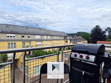 Situé au 26, rue Charly à Echternach, cet appartement de 2 chambres bénéficie d'un environnement paisible tout en étant proche du centre-ville. Construit en 2003, ce bien est en excellent état et offre une surface habitable de 76 m² sur un terrain de 3.972 m².

L'appartement se trouve au 2ème étage d'une résidence de deux étages et est mitoyen sur deux façades. Dès l'entrée, un couloir de 8 m² mène aux différentes pièces. Le séjour de 27 m², lumineux et spacieux, donne accès à un balcon de 3 m², idéal pour profiter de l'exposition est. La cuisine de 9 m², séparée et bien équipée, est parfaite pour les amateurs de cuisine.

Les deux chambres mesurent respectivement 12 m² et 10 m². La salle de douche de 4 m² comprend une douche, un lavabo et un espace buanderie. Un WC séparé de 2 m² complète cet espace de vie.

En sous-sol, un emplacement de parking de 14 m² est disponible pour une voiture et une moto.

L'appartement dispose également de divers équipements de confort et de sécurité : fenêtres à double vitrage avec châssis PVC et volets manuels, chauffage au gaz avec chaudière individuelle et chauffe-eau électrique, ainsi qu'une porte d'entrée sécurisée à 3 points.

Les sols sont recouverts de carrelage et de laminé, tandis que les murs sont revêtus de fibre et de peinture. L'appartement est équipé pour le câble TV et la fibre optique, et dispose d'un parlophone et d'une porte de garage électrique.

Certifié avec un passeport énergétique 