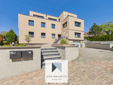 Bergem - Magnifique penthouse rénové de 210 m² avec 4 chambres et 3 salles de douche

Situé au 1er et 2ème étage d'une maison bi-familiale, dans un environnement calme et recherché de Bergem, ce superbe penthouse entièrement rénové en 2024 séduira par ses volumes généreux, sa luminosité et ses prestations modernes.

Développant une surface d'environ 210 m², ce bien en excellent état offre un cadre de vie idéal pour une famille à la recherche d'espace, de confort et de tranquillité. Le premier niveau s'ouvre sur un vaste espace de vie de +/- 59 m² regroupant salon, salle à manger et cuisine équipée ouverte, baigné de lumière. Ce niveau comprend également trois chambres aux surfaces confortables de 25 m², 16 m² et 13 m², ainsi qu'une salle de bain et une salle de douche.

À l'étage supérieur, vous découvrirez une quatrième chambre de 17 m² avec terrasse d'environ 11 m², ainsi qu'une salle de douche avec WC et un espace buanderie. Ce niveau propose également un second séjour spacieux de +/- 44 m² donnant accès à une terrasse de +/- 56 m², idéale pour profiter des beaux jours en toute intimité.

Le bien est complété par une cave privative de 20 m² en sous-sol.

Entièrement rénové en 2024, ce penthouse est en excellent état général et ne nécessite aucun travaux. Il dispose d'une cuisine aménagée, d'un chauffage par pompe à chaleur, de fenêtres en PVC avec triple vitrage et de volets électriques. Les sols sont revêtus de carrelage et le certificat de performance énergétique est classé B/D. 
La disponibilité est immédiate. Ce bien rare sur le marché allie parfaitement confort moderne, volumes généreux et cadre de vie agréable au sein d'une maison bi-familiale.

Pour toute information complémentaire ou pour organiser une visite, n'hésitez pas à nous contacter.

Contact: Philippe Mélard  
+352 661 405 446  
philippe@vanmaurits.lu