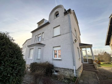 Située dans un quartier exclusivement résidentiel très tranquille, au fond d'une rue à sens unique, belle maison individuelle présentant « 4 côtés libres », disposant de +/- 160 m² habitables sur +/- 11.50 ares de terrain privatif, comprenant :

- Hall d'accueil.
- Salon et salle à manger.
- Cuisine équipée indépendante.
- 5 chambres à coucher.
- Bureau et dressing.
- Salle de bains.
- WC séparé.
- Grenier accessible par une échelle de service depuis le 2ème étage.
- Cave, chaufferie et buanderie avec accès terrasse et jardin exposé à l'Ouest.
- Garage attenant pour 1 voiture + 3 à 4 emplacements de parkings extérieurs sur la propriété.
- Beau jardin clos et arboré exposé plein ouest.

Chaudière gaz condensation / fenêtres en double vitrage.

Des travaux de rénovation sont à prévoir.