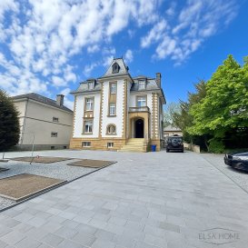 WALFERDANGE 

Section d'Helmsange

Magnifique maison à fort caractère entièrement rénovée en 2022 avec des matériaux haut de gamme.

Forte par sa personnalité, mais aussi par sa localisation, cette très belle maison peut être employée à usage mixte.

Restaurée avec la technologie d'aujourd'hui, en pénétrant dans cette maison, vous serez conquis par son escaliers et vitraux d'époque du XXème siècle.

Dés l'entrée, son vaste hall et son escaliers offre un aspect de bien être à ses propriétaires.
Ils distribuent avec courtoisie l'ensemble du rez-de-chaussée de la bâtisse en vous transportant à la très belle cuisine moderne qui se projette sur l'arrière de la maison et sa terrasse jardin.

Deux pièces de vie séparées au rez-de-chaussée, peuvent être employées en tant que living et salle à manger.

Dotée d'une très belle clarté naturelle, chaque pièce de vie est baignée de luminosité avec ses grandes fenêtres.

Les étages supérieurs sont acquis avec des pièces à multi usages, tant en chambres qu'en espace bureaux modernes.

L'étage inférieur est dédié aux caves, buanderie et local technique.

Pour toutes questions ou demandes d'informations, n'hésitez pas à nous contacter, nous serons toujours à votre service.

Agence ELSA'HOME à votre écoute pour la concrétisation de vos projets en toute confiance.

------------------------------------------------------------------

WALFERDANGE

Helmsange District

Magnificent house with strong character, fully renovated in 2022 using high-end materials.

Strong in both its personality and its location, this beautiful house can be used for a variety of purposes.

Restored using modern technology, upon entering this house, you will be captivated by its period staircase and stained-glass windows from the 20th century.

From the moment you enter, the spacious hall and staircase create a sense of well-being for the owners. They courteously guide you through the entire ground floor, leading you to the beautiful modern kitchen which opens onto the rear of the house and its garden terrace.

Two separate living areas on the ground floor can be used as a living room and dining room.

Bathed in abundant natural light, each living space is illuminated by large windows.

The upper floors are furnished with multi-purpose rooms, suitable for both bedrooms and modern office spaces.

The lower floor houses the cellars, laundry room, and utility room.

For any questions or information requests, please do not hesitate to contact us; we are always at your service.

ELSA'HOME Agency is here to help you realize your projects with complete confidence.