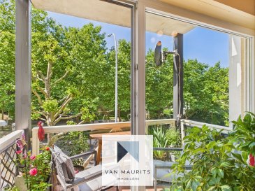 Vente  - Appartement  à Luxembourg-Weimerskirch  3 chambres prix :  800 000 €  Situé à Luxembourg-Kirchberg (1A, rue de Kirchberg), au 2ième étage de la résidence «Les Terrasses du Soleil» datant de 1993, cet appartement d'une surface habitable de ± 90 m² pour une surface totale de ± 108 m² se compose comme suit:
Un hall d'entrée de ± 9 m² dessert un séjour salon/salle à manger/cuisine de ± 29 m² avec accès à un balcon de ± 4 m², 2 chambres de ± 9 et 11 m², une salle de bain de ± 3 m², une chambre de ± 21 m² avec salle de douche séparé de ± 5 m², une buanderie de ± 2 m² et un débarras ± 1 m².
Au sous-sol une cave de ± 4 m² et 1 emplacement de ± 14 m² complètent l'offre.
Détails complémentaires:
· Orientation sud; 
· Ascenseur ;
· Vue dégagée et sur la verdure ;
· Situation recherchée, quartier résidentiel calme à 5 min. des institutions européennes ;
· À quelques minutes en voiture du centre-ville de Luxembourg ;
· Gare de Dommeldange à 10 min. à pied ;
· Commerces (Auchan) et services à proximité ;
· Parc Laval et 2 aires de jeux accessibles à pied ;
· Charges de 320 euros/mois ;
· Travaux de rafraîchissement à prévoir.
· Belles balades dans la nature environnante.
Personne de contact: Katia Gravière au 661332 982 ou katia@vanmaurits.lu