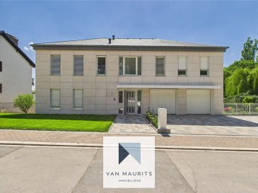 Oetrange - Duplex de ± 206 m² au calme avec 3 suites, 2 terrasses, jardin et garage
.
Situé dans une zone résidentielle prisée à Oetrange, faisant partie de la commune de Contern, ce magnifique duplex neuf, construit en 2025, dans une rue sans issue avec une vue imprenable offre une surface habitable de ± 206 m², répartie sur deux niveaux. Avec ses quatre façades, son orientation sud-ouest et son environnement verdoyant, il garantit luminosité, tranquillité et confort au quotidien. Ce bien d'exception est disponible immédiatement et se présente comme suit :
.
Au rez-de-chaussée, le hall d'entrée de ± 8 m² dessert un couloir de ± 4 m², un salon de ± 55 m² avec vue sur la nature, une cuisine semi-ouverte de ± 22 m² équipée Neff, avec accès à une terrasse couverte de ± 15 m², un palier, une chambre de ± 17 m², un dressing de ± 5 m², une salle de douche (avec lavabo, douche et wc), ainsi qu'un wc séparé.
.
Le rez-de-jardin comprend un palier de ± 10 m², un bureau de ± 18 m², qui sépare une chambre de ± 20 m² avec une salle de douche de ± 8 m² (avec double lavabo, douche et wc), et une seconde chambre de ± 16 m² avec une salle de bain de ± 12 m² (avec double lavabo, baignoire, douche et wc), un débarras de ± 5 m² sous les escaliers, une cave de ± 9 m² et une buanderie de ± 5 m².
Ce niveau dispose également d'un accès à une seconde terrasse de ± 36 m² et au jardin.
.
Le bien est implanté sur un terrain de 21.23 ares avec jardin privatif et jouit d'une vue dégagée imprenable.
.
Un garage fermé de ± 17 m² avec porte motorisée est inclus.
.
Détails complémentaires :
.
Les finitions sont soignées : carrelage au sol, murs peints, fenêtres en PVC avec triple vitrage, stores intégrés, chauffage au sol via pompe à chaleur, ventilation double flux (VMC), climatisation et éclairage indirect.
.
Classé A-A au passeport énergétique, ce duplex assure une excellente performance énergétique, alliant confort thermique et respect de l’environnement.
.
Le logement bénéficie d'une excellente accessibilité grâce à la proximité des transports (bus, gare), des connexions autoroutières et d’un large éventail de services (parc de jeux, pistes cyclables, sentiers de randonnée, restaurants).
.
Loyer mensuel : 4 500 €
Garantie bancaire ou caution : 2 mois de loyer = 9 000 €
Frais d'agence : 50 % du loyer + TVA à la charge du locataire, 50 % du loyer + TVA à la charge du bailleur.
.
Pour plus de renseignements, veuillez contacter s.v.p. Maurits van Rijckevorsel au +352 621 198 891 ou maurits@vanmaurits.lu