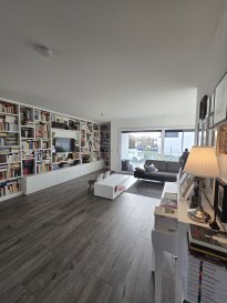 COUP DE COEUR ASSURER!!!

Ce Beau Appartement/Duplex offre un cadre de vie très cosy, chaleureux, intime et tranquille!

En très bon état avec des équipements intérieurs de qualité 'haut de gamme avec grandes terrasses orientées sud-ouest; partie 'jardin' comprise, ainsi qu'une cave, un emplacement intérieur et 2 emplacements extérieurs; 

Situation très centrale et proche de toutes les commodités diverses de la vie courante. 
Autres atouts : triple vitrage; chauffage au sol; volets  électriques.  

Composition de l'appartement avec une surface habitable de +/- 127,13 m² et une terrasse au rdch et au 2e étage grand balcon:  

- rez-de-chaussée :hall d'entrée, cuisine bien équipée ouverte, living et salle à manger avec des grandes baie vitrées donnant vers grand jardin privatif clôturé et balcon aussi, une chambre ou bureau et WC séparée,

- 2e étage : hall de nuit, belle suite parental avec douche privatif et balcon, salle de douche avec WC, et deux chambres à coucher . 

- 2 emplacements extérieurs, 1 emplacement intérieur pour une voiture, une grande cave et buanderie complète ce beau Duplex.

Pour tout renseignement complémentaire ou information veuillez nous contacter par email info@immonordstrooss.lu ou par Tél: 691 850 805.

Proposition de crédit/financement à taux compétitif auprès des banques Luxembourgeoise incluse dans nos services gratuits.