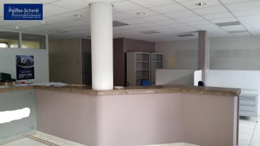 Commerce/bureaux/cabinet médical, à vendre à Hespérange, faisant 192m2 utile, cave et  5 parkings intérieurs.
La surface, lumineuse, avec belle vue vers l'arrière, se compose actuellement d'une réception, plusieurs places  de travail en 'open space' ainsi que 4 bureaux individuels, (agencement modifiable) WC homme et femme, ktchenette, salle de réunion, petite terrasse, espace exteieur commun  derrière l'immeuble. +-8m de vitrine. Parkings public.
Prix 910000€ cave et 1 parking inclus, 4 parkings supplémentaires à 28000€/pièce. 
A discuter.
Ref agence :725794