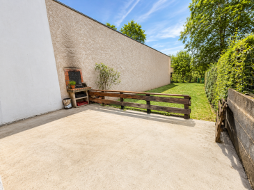 Appartement avec jardin privatif   Petite copropriété de 2 l. Découvrez cet agréable appartement de 2 chambres et un bureau, situé dans une petite copropriété de seulement deux logements, offrant un cadre de vie calme avec de faibles charges.
Vous profiterez d'une pièce de vie lumineuse, idéale pour accueillir famille et amis, avec une cuisine ouverte favorisant la convivialité. L'espace nuit comprend deux chambres confortables, une salle de bains et des espaces de rangement.
À l'extérieur, un jardin privatif vous permettra de profiter des beaux jours en toute tranquillité : repas en terrasse, espace détente ou jeux pour les enfants, chacun y trouvera son bonheur.