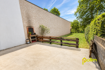 Appartement avec jardin privatif   Petite copropriété de 2 l. Découvrez cet agréable appartement de 2 chambres et un bureau, situé dans une petite copropriété de seulement deux logements, offrant un cadre de vie calme avec de faibles charges.
Vous profiterez d'une pièce de vie lumineuse, idéale pour accueillir famille et amis, avec une cuisine ouverte favorisant la convivialité. L'espace nuit comprend deux chambres confortables, une salle de bains et des espaces de rangement.
À l'extérieur, un jardin privatif vous permettra de profiter des beaux jours en toute tranquillité : repas en terrasse, espace détente ou jeux pour les enfants, chacun y trouvera son bonheur.