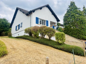 Le Bureau Immobilier Loewen-Kill présente à la vente cet bungalow construit vers 1977, dans une impasse calme de Helmsange (Commune de Walferdange), se composant comme suit :

Hall d'entrée avec vestiaire intégré. Salon/Salle à manger avec cheminée d'une surface d'environ 37,40m2, permettant d'accéder à l'extérieur de la maison et dont le sol est recouvert de parquet. Cuisine équipée et aménagée, séparée, d'une surface d'environ 13,55m2 avec accès au jardin. Débarras. Première chambre d'une surface d'environ 17,99m2. Deuxième chambre d'une surface d'environ 19,52m2. Troisième chambre d'une surface d'environ 20,36m2. WC séparé. Salle de douche rénovée.

La maison est complétée par : Grenier accessible par une trappe, la dalle étant en béton.

Sous-sol en-dessous de toute la maison, composé notamment des pièces suivantes :
-Garage pour deux voitures en enfilade
-Cuisine d'été
-Cave à vin
-Stockage
-Chaufferie
-Buanderie

Grand jardin autour de la maison.

En ce qui concerne les équipements :
-Les fenêtres de la maison sont en double vitrage.
-L'hauteur sous plafond est de 2,60m.
-La maison est équipée d'un système d'alarme.
-La toiture est en tuiles et est isolée.
-Le chauffage est au gaz, de la marque Viessmann et date de 2015.

Nous sommes à votre disposition pour tout renseignement complémentaire :
contact@loki.lu
691 93 22 02

Les honoraires de négociation sont à la charge du vendeur.