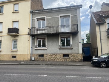 Montigny les Metz, maison de ville mitoyenne de 116 m2 sur 2,70 ares de terrain comprenant:
_ au rdc : entrée, cuisine, salle à manger, salon, séjour accès sur jardin, toilette
- Etage : 3 chambres à coucher, salle de bains avec douche et double vasque et toilette
- Grenier aménageable
- S/sol complet avec 2 caves, buanderie, jardin avec dépendance
- Garage extérieur non attenant avec 1,92 ares supplémentaires de jardin
- Toiture refaite à neuf en 2023, chaudière de 2012
Prix 270 000 € honoraires d'agence inclus