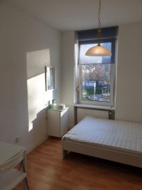 DALPA S.A., a le plaisir de vous proposer cette spacieuse chambre meublée dans une petite colocation avec un espace de vie commun ainsi qu’une salle de bain, située dans le quartier Luxembourg-Bonnevoie.

L’appartement se situe au 1er étage, donnant ainsi une belle vue dégagée, dans une résidence SANS ascenseur. 

Disponibilité : immédiate

L'objet est situé à : 24, rue August Charles, L-1326 Luxembourg

Situé à quelques pas de la gare centrale, de l’arrêt du tram et du centre-ville en quelques minutes, ce bien offre un emplacement stratégique pour jeunes professionnels.

Toutes les charges sont incluses dans le loyer donc aucun frais supplémentaire n'est à prévoir. 

Comme il s'agit d’une colocation assez récente, tous les équipements viennent directement du magasin (matelas, lit, table, chaise, armoire).

Nous sommes à votre entière disposition pour toute information complémentaire ou visite de site. Veuillez nous contacter au numéro +352 621 774 001 ou par email sur info@dalpa.lu

Si vous souhaitez vendre ou louer votre bien, nous mettons à votre disposition notre professionnalisme, notre savoir-faire et notre qualité de service. Nous vous proposons des devis rapides, gratuits et réalistes.

ENGLISH VERSION

DALPA S.A., is pleased to offer you this spacious furnished room in a small shared apartment with a common living space and a bathroom, located in the district of Luxembourg-Bonnevoie.

The apartment is located on the 1st floor, giving a beautiful open view, in a residence WITHOUT elevator.

Availability: immediately

The object is located at: 24, rue August Charles, L-1326 Luxembourg

Located a few steps from the central station, the tram stop and the city center in a few minutes, this property offers a strategic location for young professionals.

All charges are included in the rent so no additional costs are to be expected. 

Since this is a fairly recent flat sharing all the equipment come directly from the store (mattress, bed, table, chair, wardrope).
We are at your entire disposal for any further information or site visits. Please contact us under the number +352 621 774 001 or by email on info@dalpa.lu

If you want to sell or rent your property, we provide you with our professionalism, know-how and our quality of service. We offer you fast, free and realistic estimates.