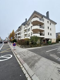 Découvrez cet appartement exceptionnel à louer à Luxembourg, dans le prestigieux quartier de Limpertsberg, proposé par UNIC. 
Parfaitement situé, il représente une opportunité rare sur le marché locatif de cette ville dynamique.

Détails de la Propriété
Ce superbe appartement de 112 m², entièrement rénové, sera prêt à vous accueillir à partir du 1er janvier 2026. 
Avec deux chambres spacieuses, une salle de bains moderne, et conforment aux exigences actuelles, il dispose d'une cuisine équipée séparée et est aisément accessible grâce à un ascenseur adapté aux personnes ayant des besoins spécifiques. 
L'appartement offre une superbe exposition sud-est, un grand jardin commun de 150 m² et une terrasse de 10 m² pour profiter pleinement des journées ensoleillées. 
Restez connecté grâce à la fibre optique et bénéficiez d'un parking intérieur sécurisé. 

Infrastructures Proches
Limpertsberg est un quartier réputé pour son ambiance résidentielle paisible tout en étant à proximité du cœur vibrant de Luxembourg. 
Les écoles de qualité se trouvent à quelques pas, permettant un accès aisé à l'éducation de vos enfants. 

De nombreux restaurants et boutiques parsèment les environs, offrant une variété d'options pour les amateurs de shopping et de gastronomie. Les parcs et espaces de loisirs, notamment le parc Tony Neuman, offrent des opportunités idéales pour la détente et la récréation. 
Le quartier est bien desservi par les transports en commun, facilitant ainsi vos déplacements à travers la ville. 
Enfin, les services de santé de qualité sont facilement accessibles, garantissant la quiétude et la sécurité de ses résidents.

Ne tardez pas à découvrir cette offre exceptionnelle ! 
Planifiez une visite en nous contactant via le formulaire de contact ou par téléphone. 
N'hésitez pas, cet appartement ne restera pas disponible longtemps !