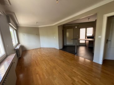 Appartement F4 de 90m2 situé au 1er et dernier étage d'un immeuble proche du centre ville
Celui-ci comprend entrée, cuisine équipée moderne (four, plaque de cuisson, hotte aspirante, réfrigérateur et mobilier) ouverte sur séjour, deux chambres, salle de bains équipée (douche meuble vasque avec miroir), WC.
Loggia couverte, buanderie, cave et garage.
Doubles vitrages PVC, volets roulants, chauffage individuel gaz.