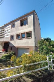 Maison Sarreguemines 5 pièces 89 m². À Sarreguemines, à quelques pas de la zone commerciale, Nord Sud Immobilier vous présente cette maison semi-mitoyenne construite en 1962, comprenant :

*Un sous-sol avec garage pour un véhicule, une cave et une pièce de stockage avec accès direct à l'extérieur.

*Un rez-de-chaussée avec entrée, dégagement équipé de placards, cuisine aménagée, WC indépendant, ainsi qu'un salon ouvert sur la salle à manger, qui donne un accès direct à la terrasse.

*Un étage avec dégagement, 3 chambres et une salle de bain avec baignoire et WC.

Idéalement située, cette maison combine les avantages de la proximité immédiate des commerces et services, tout en profitant d'un joli terrain arboré, offrant ainsi une parfaite harmonie entre le cadre urbain et un environnement agréable.

Les informations sur les risques auxquels ce bien est exposé sont disponibles sur le site Géorisques : www.georisques.gouv.fr

Agences Nord Sud Immobilier à Sarreguemines, Diemeringen, Rohrbach les Bitche et Bitche.