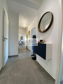 L'agence Cimolux vous propose à la vente ce bel appartement entièrement rénové d'une surface habitable de 85 m², situé au premier étage d'une résidence à Soleuvre, à proximité immédiate de toutes les commodités (transports en commun, commerces, écoles, etc.).

L'appartement se compose comme suit :

Un hall d'entrée spacieux

Deux chambres à coucher lumineuses

Un salon confortable

Une salle à manger ouverte sur une cuisine équipée moderne, avec accès direct au balcon

Une salle de bain avec douche

Un WC séparé

Ce bien dispose également d'une cave, d'un espace buanderie, ainsi que de deux emplacements de parking extérieurs actuellement loués (possibilité de reprise pour 75 € par mois).

Les charges mensuelles s'élèvent à 300 €.

Pour plus d'informations ou pour organiser une visite, n'hésitez pas à nous contacter.

Pour plus de photos rdv sur le site de www.cimolux.lu

Pour plus d'informations contactez l'agence on parle français, allemand, luxembourgeois, anglais, portugais et italien.

Pour l'obtention de votre crédit, nos contacts avec nos partenaires financiers vous permettront d'avoir les meilleures conditions.