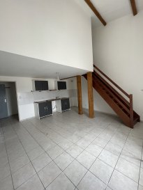 Location Hayange-Marspich 2 pièces duplex situé au 3 ème et dernier étage  
F2 43,62 M² carrez comprenant :  
- au 1 er niveau: une cuisine meublée, salon-séjour, 1 salle de bains avec wc  
- au 2ème niveau:  1 chambre  
  
DV PVC.  
  
Chauffage électrique  
  
Parking à proximité  
  
Disponible de suite  
  
Loyer: 480€  
Charges: 60 € (électricité communs, entretien communs, ordures ménagères, eau froide)  
Dépôt de garantie 480€  
Honoraires: 478 € dont état des lieux 130 €  
  
Montant des dépenses théoriques annuelles d'énergie : entre 560 euros et 790 euros par an pour un usage standard abonnement compris  
  
Date de réalisation du DPE : 23/03/2022  
DPE : D consommation énergétique : 209/kwh/m²/an           
GES : B 6 kgCO2/m²/an  
Prix moyens des énergies indexés 2021  
  
Renseignements 07 61 27 50 82 / 06 19 98 21 23  
  
Les informations sur les risques auxquels ce bien est exposé sont disponibles sur le site Géorisques : www.georisques.gouv.fr