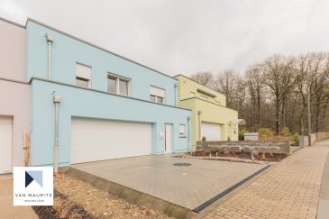 ****SOUS COMPROMIS****SOUS COMPROMIS****

Cette maison (en bande), construite en 2019 et en parfait état, se situe au calme sur la commune de Kehlen dans le petit village de Meispelt à côté de Keispelt. Accès à l’autoroute à Capellen/Mamer à 6 minutes.

Il se compose comme suit :

Au rez-de-chaussée : d’une entrée avec coin vestiaire de ± 8m² ; d’une salle de douche avec lavabo et WC de + de 4m² ; d’un séjour de ± 37m² avec sa cuisine ouverte et entièrement équipée. Le séjour bénéficie de baies vitrées donnant sur une terrasse de 15m² et un jardin ; d’un double garage (côte à côte) de ± 35m² avec ouverture télécommandée.

Au 1er étage : de 3 chambres de ± 11, 12 et 9.5m² ; d’un bureau de ± 7m² ; d’une salle de bain de ± 8m² ; d’une salle de douche de ± 5m² ; d’un dressing de ± 5m².

Au sous-sol :  d’une buanderie de ± 8m² ; d’un grand espace de ± 28m² (salle de sport/home cinéma/jeux ; d’une chaufferie de ± 7m².

Généralités : 

•	Chauffage pompe à chaleur
•	Triple vitrage avec volets électriques
•	Passeport énergétique « B-B »
•	3 salles d’eau (1 bain et 2 douches)
•	Le calme des alentours.

Contact:   Jimmy de Brabant   +352 661 167 494  - jimmy@vanmaurits.lu