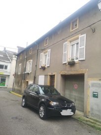 IMMEUBLE VIDE ars-sur-moselle - 0 m2. L\'Immobilière Delarue vous propose en exclusivité cet immeuble situé à Ars-sur-Moselle, sa particularité il dispose de 3 entrées privatives ainsi que deux adresses différentes en voici son descriptif :~~- au 54 rue du Maréchal Foch~Un local commercial d\'une surface de 108 m² composé en rdc une porte d\'entrée permettant l\'accès vers l\'accueil, un placard, une salle , un sas, une pièce avec une seconde entrée, sanitaire, espace archive, à l\'étage, dégagement, 2 pièces.~Chauffage électrique~DPE vierge - GES vierge~~- au 2 rue de la résistance~Un appartement avec entrée privative d\'une surface de 83,43 m² composé d\'une entrée, un garage de 25m² (il y aura des travaux à faire pour le rendre accessible avec un véhicule de taille moyenne), à l\'étage un pallier, 1 cellier, 1 séjour, 1 cuisine, 1 salon, 1 chambre, wc, sdb, chauffage fuel, 2 caves.~Ce logement sera libre de toute occupation fin décembre 2022~- combles 120 m²~DPE - E (195 kWh /m² an) GES - E (60 Kg CO2/m² an)~~Ce bien nécessite une rénovation sur l\'ensemble du bâtiment, nous consulter pour plus d\'informations.~~Taxe foncière : 1120 e~~Le prix de vente est de 129000 EUR et les honoraires sont à la charge du vendeur
