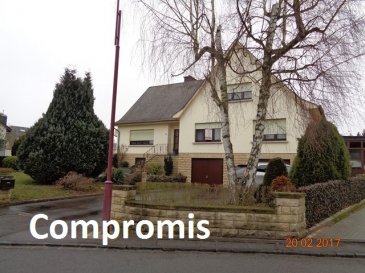 Charmante maison libre des 4 façades sur un beau grand terrain de 29 ares.
rue calme à circulation ralentie, à deux pas du centre.
Maison à rafraîchir, cuisine et sanitaires à mettre au goût du jour.
Maison idéale pour une famille avec enfants...

Cette maison est compsée comme suit:

Rch: 
- hall d'entrée spacieux et lumineux, 
- grand séjour/ salle à manger avec sortie sur terrasse et jardin
- cuisine équipée avec sortie sur terrasse et jardin / communiquant à une salle à manger supplémentaire avec feu-ouvert
- salle de bain
- 2 chambres de +/- 16m² chacune
- débarras ou bureau

1er étage:
- hall de nuit
- Wc sép.
- 2 chambres
- 2 greniers dont un aménageable (possibilité d'y ajouter une sdb)

Sous-sol:
- 2 garages (2 portes individuelles)
- chaufferie
- salle de loisir
- caves

Extérieur: terrasse, stockage sous la terrasse, 4 parkings devant la maison, jardin avec verger, garage supplémentaire de 150 m² avec atelier attenant à la maison
