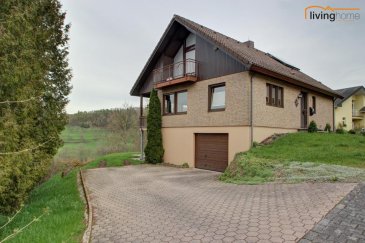 ***VENDU***Jolie maison datant de 1993 avec une surface habitable de 128,85 m2 + sous-sol 103,57 m2, érigée sur un terrain d\'une contenance de 10 ares 12 centiares avec vue imprenable sur la vallée.<br><br>DESCRIPTION:<br>Sous-sol: (surface 103,57 m2)<br>- garage<br>- buanderie<br>- chaufferie<br>- cave<br><br>Rez-de chaussée: (surface habitable de 84,72 m2)<br>- hall d\'entrée 7,02 m2 et couloir 2,34 m2 <br>- 1 WC séparé 2,28 m2<br>- cuisine équipée 16,79 m2<br>- séjour équipé d\'un feu ouvert 31,08 m2 et accès sur terrasse 5,46 m2<br>- 1 chambre à coucher 16,47 m2<br>- 1 salle de douche 7,37 m2<br><br>Etage: (surface habitable de 44,13 m2)<br>- 1 chambre à coucher 26,74 m2 avec accès sur loggia 3,89 m2<br>- 1 chambre à coucher 17,65 m2<br><br>JARDIN<br><br>FICHE TECHNIQUE:<br>Construite en ossature de bois par l\'entreprise \