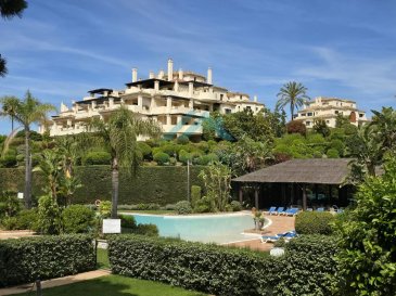 Un bel appartement est à vendre à Capanes de Golf, à moins de 10 minutes en voiture du charmant village de Benahavís et à seulement quelques minutes de Puerto Banús, entouré de terrains de golf. La propriété se situe dans une communauté fermée avec sécurité 24h/24 ; le complexe comprend plusieurs piscines, dont une intérieure, ainsi qu'une salle de sport, un sauna et de grands jardins. L'appartement a une surface de 142 m² et comprend un hall d'entrée avec une salle de bains pour invités et un grand placard intégré, s'ouvrant sur un spacieux salon-salle à manger et une cuisine ouverte, 2 chambres, 1 chambre principale avec salle de bains privative et douche, disposant d'un dressing avec de nombreux placards, et la deuxième chambre dispose également d'une salle de bains privative complète. Toutes les pièces ont un accès direct à une spacieuse terrasse de 114 m², avec vue sur les montagnes, la piscine et le terrain de golf. Il est vendu avec deux places de garage et un débarras.

Pour plus de renseignement veillez contacter l'agence par téléphone au +352 26 54 31 48 ou par mail : contact@belardimmo.lu

 ---------- 
Ein schönes Appartement zum Verkauf in Capanes de Golf, weniger als 10 Autominuten vom charmanten Dorf Benahavís entfernt und nur wenige Minuten von Puerto Banús, umgeben von Golfplätzen. Die Immobilie befindet sich in einer geschlossenen Gemeinschaft mit 24-Stunden-Sicherheit; das Komplex umfasst mehrere Pools, darunter einen Innenpool, sowie ein Fitnessstudio, eine Sauna und große Gärten. Das Appartement hat eine Fläche von 142 m² und umfasst eine Eingangshalle mit einem Gäste-WC und einem großen Einbauschrank, der sich zu einem geräumigen Wohnzimmer mit Essbereich und offener Küche öffnet, 2 Schlafzimmer, ein Hauptschlafzimmer mit eigenem Bad und Dusche, mit einem Ankleideraum und zahlreichen Schränken, und das zweite Schlafzimmer verfügt ebenfalls über ein eigenes komplettes Badezimmer. Alle Zimmer haben direkten Zugang zu einer großzügigen Terrasse von 114 m², mit Blick auf die Berge, den Pool und den Golfplatz. Es wird mit zwei Parkplätzen und einem Abstellraum verkauft.

Für weitere Informationen wenden Sie sich bitte telefonisch unter +352 26 54 31 48 oder per E-Mail an: contact@belardimmo.lu

 ---------- 
A beautiful apartment is for sale at Capanes de Golf, less than 10 minutes by car from the charming village of Benahavís and just a few minutes from Puerto Banús, surrounded by golf courses. The property is located in a gated community with 24-hour security; the complex includes several swimming pools, including an indoor one, as well as a gym, a sauna, and large gardens. The apartment has an area of 142 sqm and comprises an entrance hall with a guest bathroom and a large built-in closet, opening onto a spacious living-dining room and an open kitchen, 2 bedrooms, 1 main bedroom with a private bathroom and shower, with a dressing room with numerous closets, and the second bedroom also has a full private bathroom. All rooms have direct access to a spacious 114 sqm terrace, with views of the mountains, the pool, and the golf course. It is sold with two parking spaces and a storage room.

For more information, please contact the agency by phone at +352 26 54 31 48 or by email: contact@belardimmo.lu