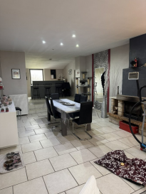 Coquette Maison mitoyenne d'un côté  
Vous craquerez devant cette maison rénovée de bon goût, disposant d'un grand séjour, une cuisine équipée et une pièce annexe, un cellier, un toilette et une buanderie.  
au demi-niveau supérieur : une suite parentale avec une très belle salle de bain avec douche italienne et baignoire et toilette  
Au niveau supérieur : 3 chambres dont deux attenantes permettant de créer un bel espace enfant avec salle de jeux par exemple.  
  
De la cuisine, vous accédez à une terrasse semi-couverte et un escalier menant au jardin  
Des places de parking à l'avant  
Un local pouvant servir de local professionnel ou de studio avec place de parking, composé d'une pièce principale, une salle de bain avec toilette, une petite pièce et un rangement sous combles  
  
N'hésitez pas à demander une visite : vous serez charmé par cette maison située dans une endroit calme et proche de la nature.