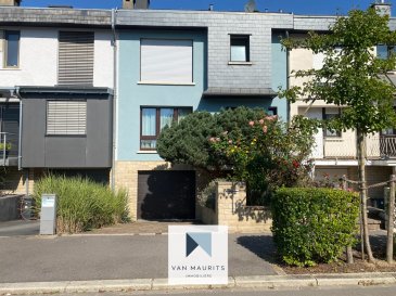 Située à Alzingen, dans une rue très calme (28, rue Jean Wolter), dans la commune d’Hesperange, cette maison de ville possède une surface habitable de ± 110 m² (± 165 m² de surface totale), une terrasse au rez-de-jardin de ± 25 m², une deuxième terrasse au niveau du salon de ± 14 m², un jardin et se compose comme suit :

Au premier niveau, un hall d’entrée s’ouvre sur un séjour de ± 29 m² avec sa cheminée et une sortie sur une terrasse ; une chambre/bureau de ± 9 m², également avec une sortie sur cette terrasse, ainsi qu'un wc séparé.

Le 2ème étage comprend une chambre parentale de ± 17 m² (avec un dressing sur mesure) et deux chambres de ± 8 et 11 m², ainsi qu’une salle de bain (baignoire, vasque, wc) de ± 5 m².

Le dernier étage est composé d’un espace ouvert de ± 18 m² avec une salle de douche de ± 2 m² (douche, lavabo).

Au rez-de-chaussée se trouve une cuisine équipée de ± 12 m² avec une sortie facile vers le jardin, un cellier, une chaufferie et le garage.

Généralités :

- Situation très calme ;
- Rénovation complète en 2012 ;
- Ecole à 300 m ;
- A 5 min. du centre de la capitale ;
- Jardin et terrasses sans vis-à-vis ;
- Passeport énergétique E-E ;
- Parc à proximité ;
- Services et magasins d’Hesperange facilement accessibles.

Agent responsable : Katia Gravière
Mobile : +352.661.332.982.
Mail : katia@vanmaurits.lu
